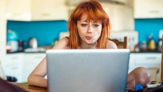 Una mujer frente a una computadora