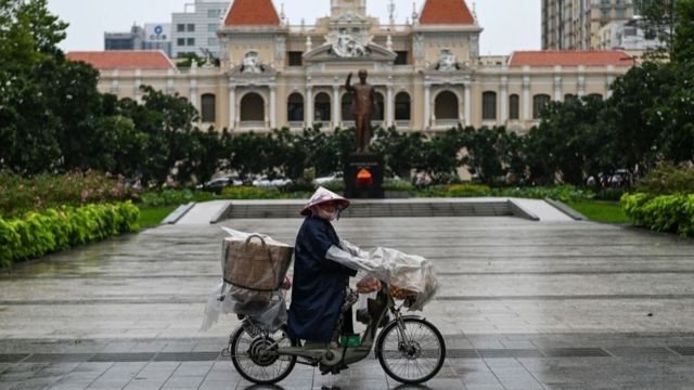 Covid, bác sĩ TP HCM: Tạm quên đi những phiền muộn trong cuộc sống, hãy dành thời gian để cùng chúng tôi trở về Trung tâm Chăm sóc sức khỏe của Bệnh viện Phổi TP HCM, tìm hiểu về cuộc đấu tranh của các bác sĩ tình nguyện trong việc đánh bại đại dịch Covid. Họ không ngừng chiến đấu và sẵn sàng cứu mạng hàng trăm bệnh nhân.