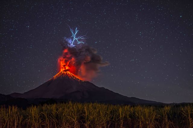 Actividad nocturna en el volcán de Colima,