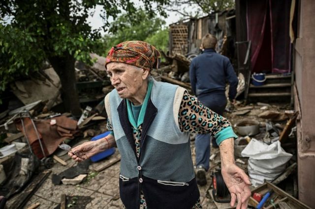 امرأة أوكرانية تقف خارج منزلها المتضرر بشدة في باخموت بمنطقة دونباس