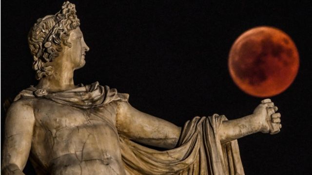 Luna de sangre y dios Apollo en Atenas, julio 27 de 2018.