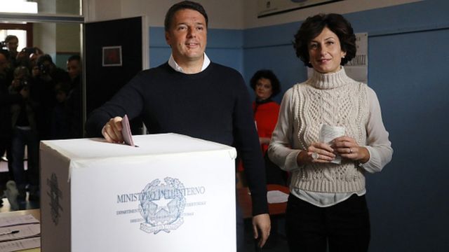 Matteo Renzi en train de voter, accompagnée de son épouse, Agnese Landin.