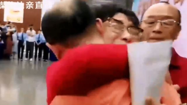 La reunificación de Li Jingzhi con su hijo y el padre de este