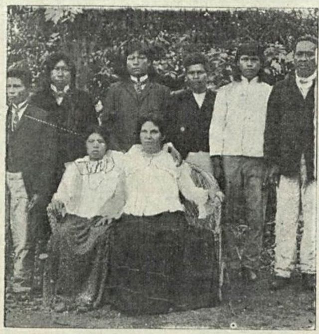 Leolinda (ao centro) com indígenas em foto publicada no jornal O Malho