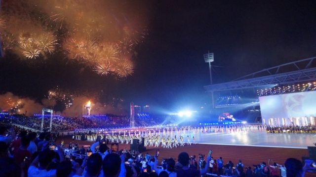 Sau tuyên bố chính thức khai mạc SEA Games của Chủ tịch nước Nguyễn Xuân Phúc là màn pháo hoa rực rỡ trên sân vận động quốc gia Mỹ Đình, khép lại một buổi tối đáng nhớ