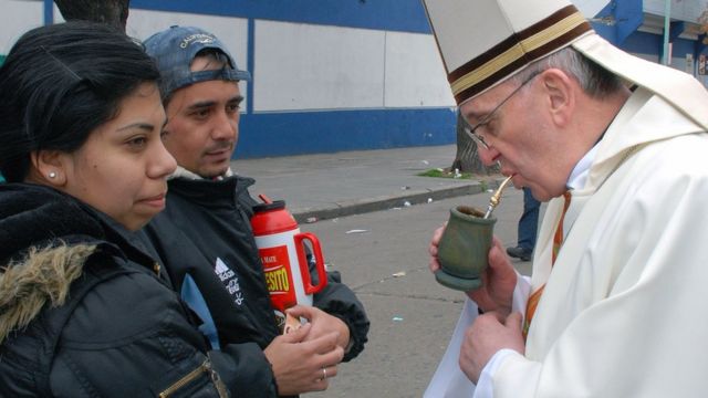 El papa francisco bebiendo mate cuando todavía era el cardenal Bergoglio