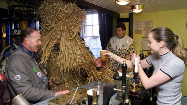 Straw Bear Festival returns to Whittlesey streets after Covid hiatus - BBC  News