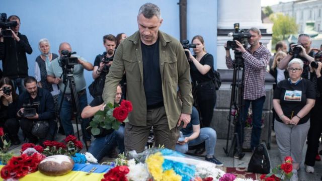 Thị trưởng Kyiv, Vitali Klitschko tại lễtangnhà hoạt động Roman Ratushny