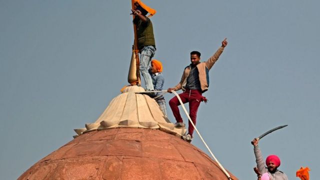 লাল কেল্লার গুম্বুজে খালসা পতাকা ওড়ানো হচ্ছে।