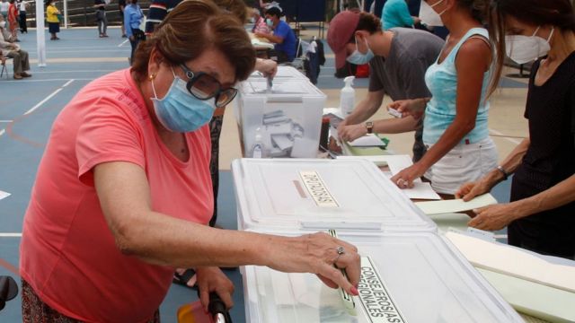 Mujer vota en las elecciones chilenas