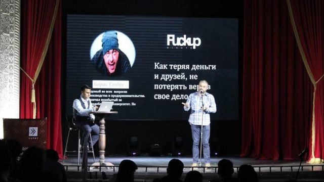 "FuckUp Night" же көп ирээт жолу болбой, бирок акыры ийгиликке жеткендер кечеси Бишкектеги "Тунгуч" театрынын концерттик холунда өтүп, ага 400гө чукул көрүүчү чогулду.