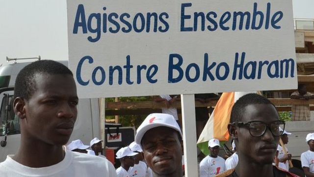 Selon un journal local, quatre femmes-kamikazes sont entrées dans la ville à l'aube et l'une d'elle a actionné sa charge explosive tuant deux d'entre elles.
