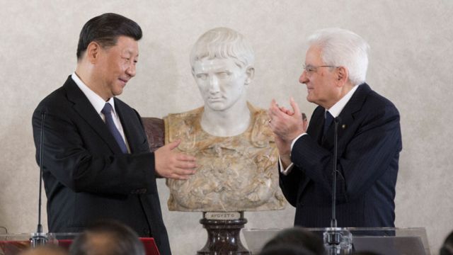 El presidente de China, Xi Jinping, y el presidente de Italia, Sergio Mattarella, asistieron a un foro de negocios con empresarios italianos y chinos en el Palacio del Quirinal, en Roma, el viernes 22 de marzo.