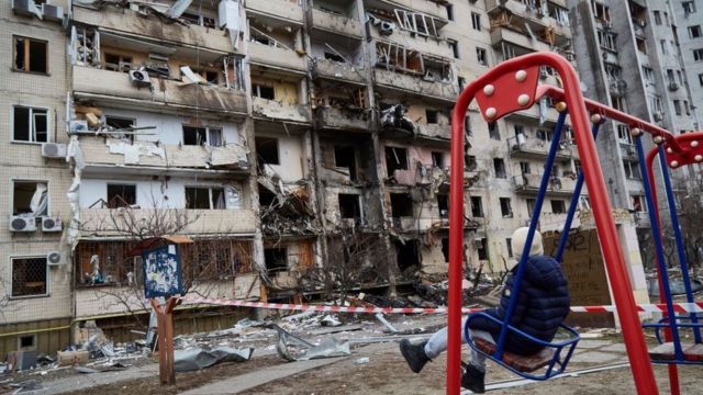 Edificio destruido por un bombardeo en la capital ucraniana, Kiev.