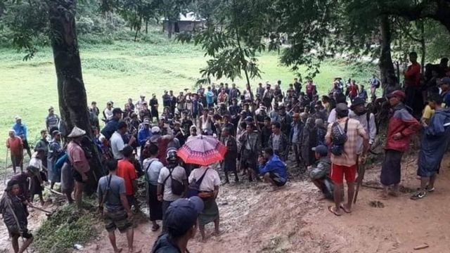 ပြန်ပေးဆွဲခံရ သူကို လိုက်ရှာနေတဲ့ရွာသားများ