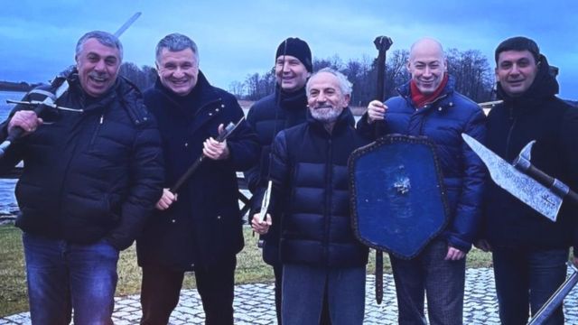 Як Аваков, Гордон і Комаровський з мечами стали мемом. Політичний підтекст фото—BBC News Україна