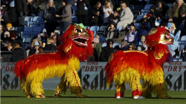 London welcomes Year of the Rabbit at Lunar New Year - BBC News