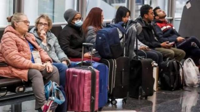 Miles de pasajeros están varados en los aeropuertos estadounidenses.