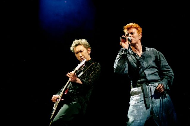 元BOOWYの布袋寅泰は1996年に東京の日本武道館でボウイと共演した。