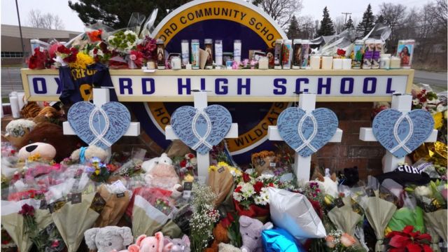 Un memorial por las víctimas del ataque en la escuela secundaria de Oxford