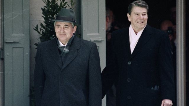 Mikhail Gorbachev e Ronald Reagan em novembro de 1985