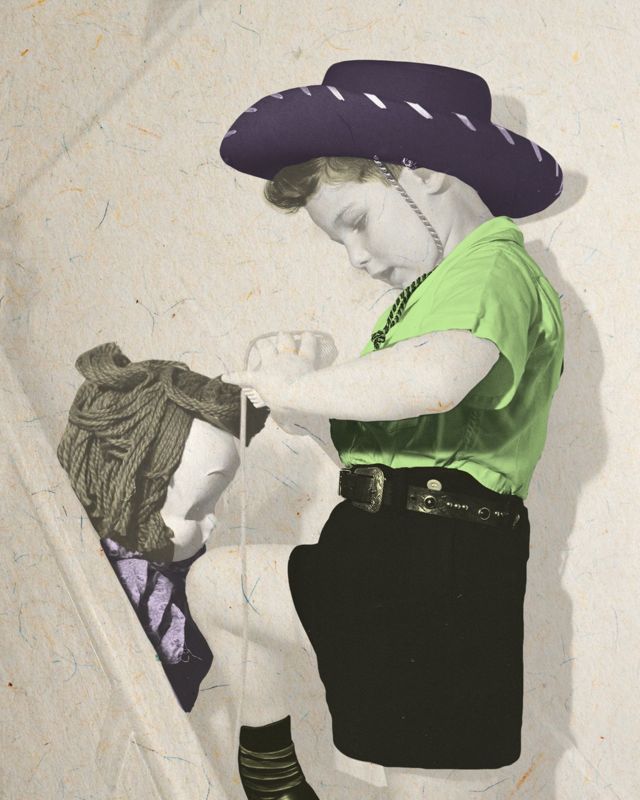 Ilustração de menino brincando de boneca