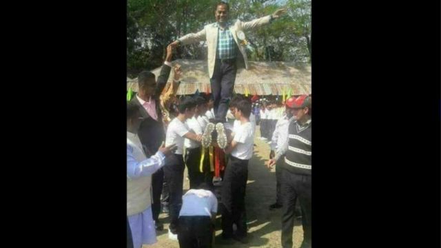 এই ছবিটি ঘুরে বেড়াচ্ছে সামাজিক যোগাযোগ মাধ্যম ফেসবুকে যা সমালোচনার ঝড় তৈরি করেছে। ঘটনাটি ঘটেছে চাঁদপুরের হাইমচর উপজেলায়।
