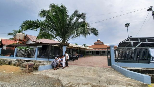 Masjid Al-Ka'biy, di Desa Drien Rampak, Kecamatan Johan Pahlawan, Aceh Barat.