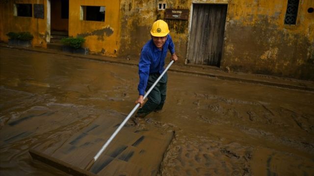 Dọn dẹp sau lũ ở Hội An, 2020. HÌnh minh họa