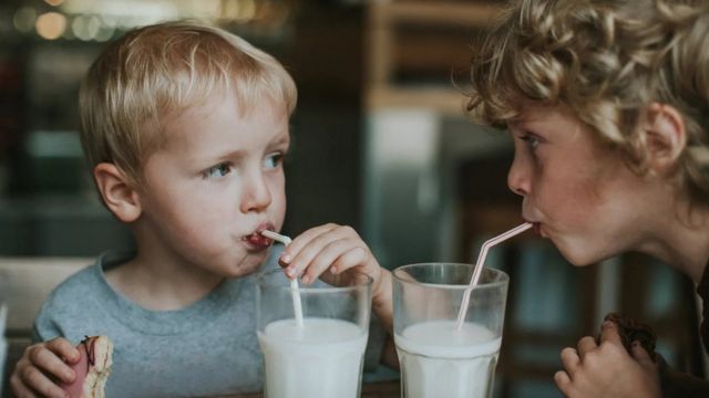 Susu dipasteurisasi - satu bentuk pengolahan - supaya lebih tahan lama, sehingga dapat dibawa jauh dari peternakan.