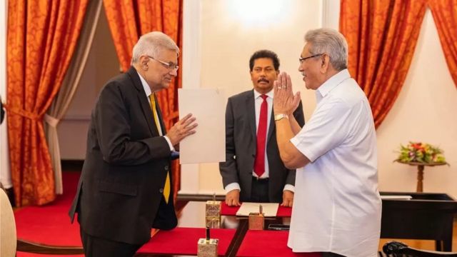 ஜனாதிபதி கோட்டபாய ராஜபக்ஷ உடன் புதிய பிரதமர் ரணில் விக்ரமசிங்க. (இடது)