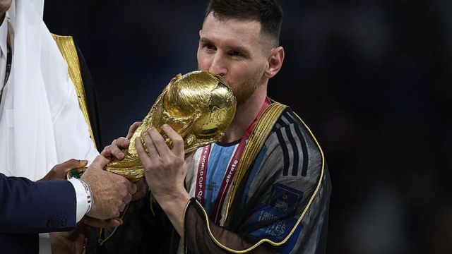 Messi kisses the cup