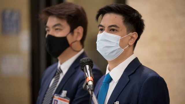 นายพริษฐ์ วัชรสินธุ (ขวา) และนายปิยบุตร แสงกนกกุล ตัวแทนกลุ่มรี-โซลูชัน