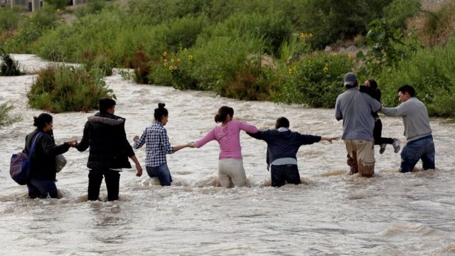 Мигранты пересекают границу США и Мексики