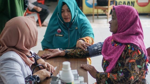 Petugas medis Puskesmas memeriksa tekanan darah petugas Panitia Pemilihan Kecamatan (PPK) yang bertugas melakukan proses rekapitulasi suara Pemilu 2019 di Kecamatan Colomadu, Karanganyar, Jawa Tengah, Selasa (23/04).