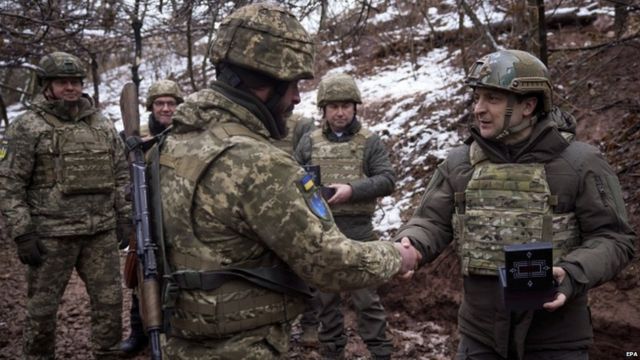 दिसंबर में यूक्रेन के राष्ट्रपति वोलोदिमीर ज़ेलेंस्की सीमा पर अपने सैनिकों से मिलते हुए