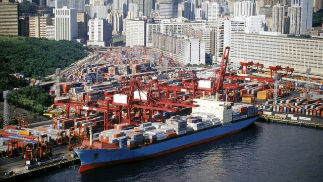 在冲击下香港葵涌货柜码头的全球排名连年下跌。(photo:BBC)