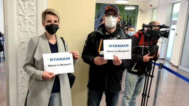 Apoiadores de Roman Protasevich no aeroporto de Vilnius, na Lituânia