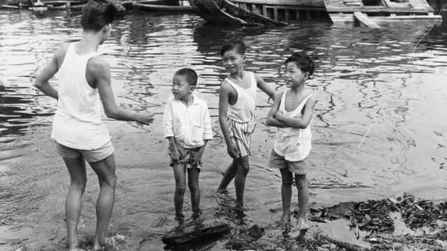 வெளியே வராமல் உள் அறைக்குள்ளேயே இருக்கும்போது இயற்கை ஒளியை விடவும், அறைக்குள் உள்ள வெளிச்சம் வேறுபடுவதன் காரணமாக ஒருவேளை இந்த பிரச்னை அதிகரிப்பதாகத் தோன்றுகிறது.