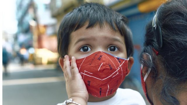 முகக்கவசத்துடன் குழந்தை