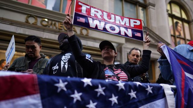 Simpatizantes de Donald Trump frente a la oficina del fiscal de distrito de Manhattan el 3 de abril de 2023.