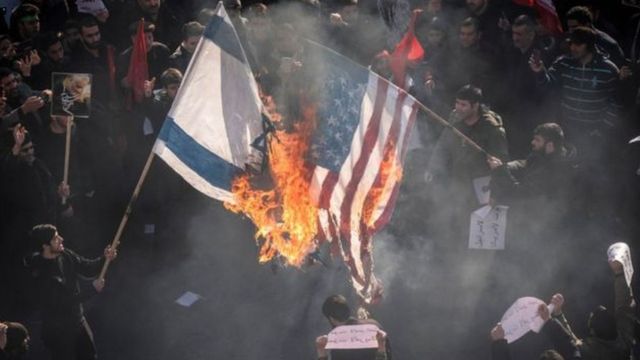 Manifestantes queimam bandeira americana e de Israel
