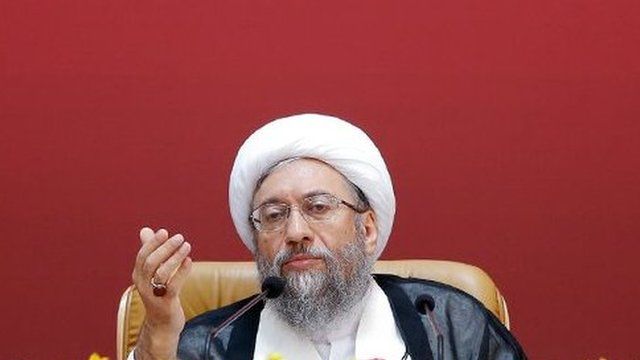 اظهارات شدیدالحن صادق لاریجانی که دولت را هم مخاطب خود قرار داده، در زمان حضور حسن روحانی رئیس جمهور ایران در این جلسه بود