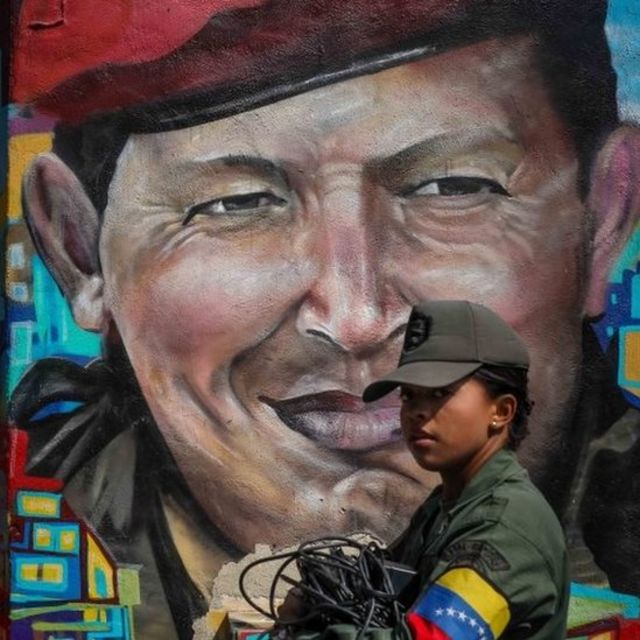 Mural de Hugo Chávez e soldado