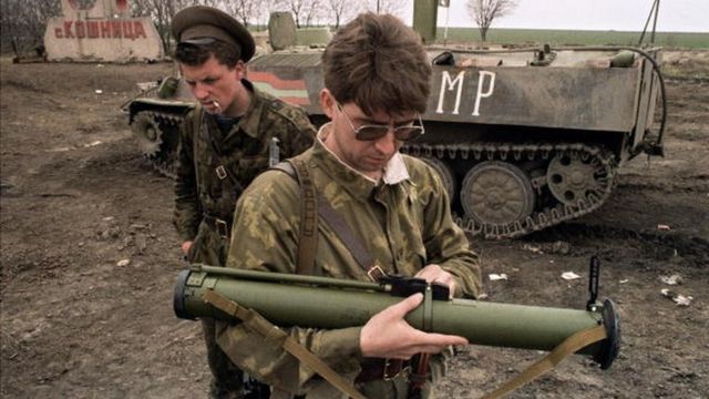 Combatentes separatistas falantes do russo com armas em 1992