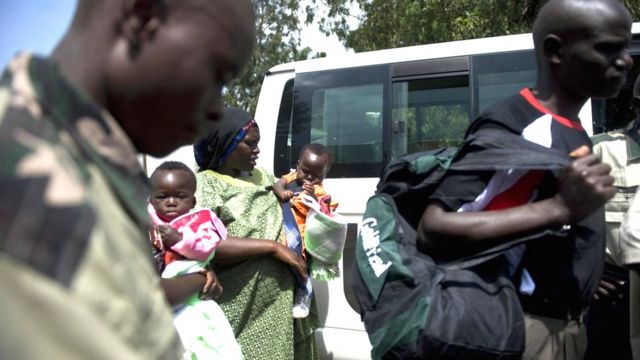Abahoze muri FDLR bavuga ko Lambert Mende atari mu kuri iyo avuga ko ata burenganzira bafise