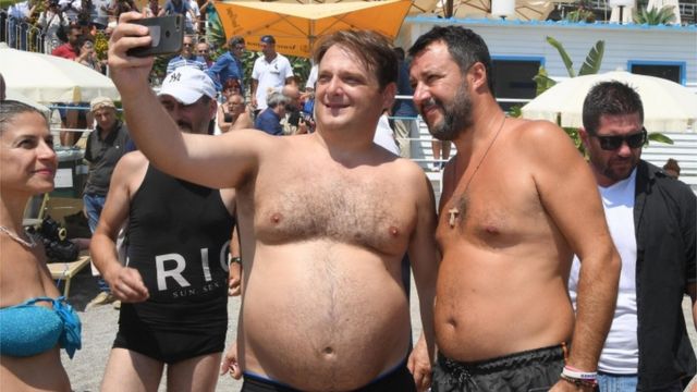 Un bañista se hace una selfie con Matteo Salvini
