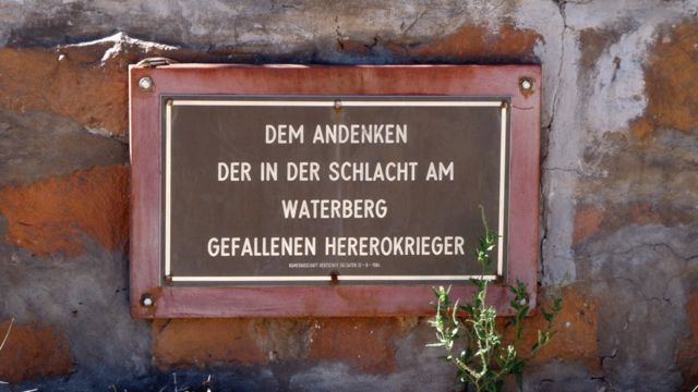 Placa recordando a guerreros Herero en el cementerio de Waterberg