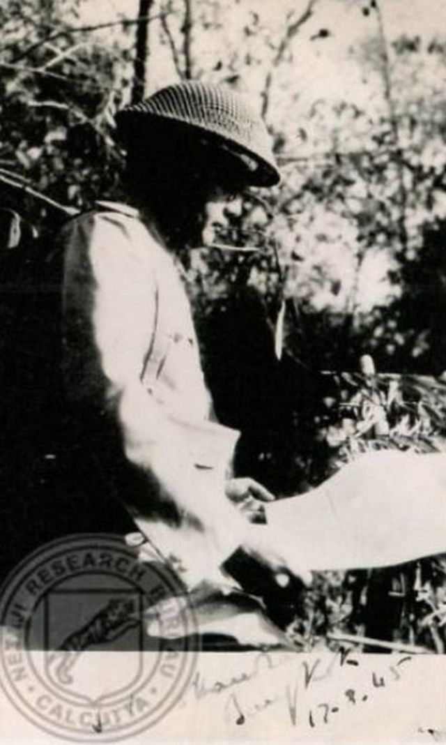 এই ছবিটি ব্যাংককে তোলা, ১৯৪৫ সালে। ছবির নিচে মি. বসুর স্বাক্ষর দেখা যাচ্ছে।