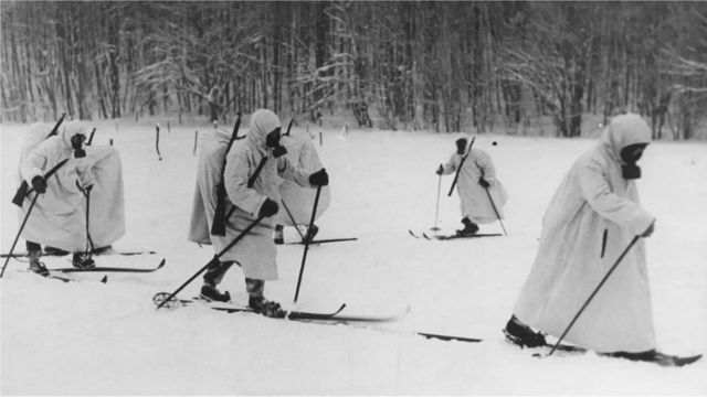 Les troupes de ski finlandaises portaient même leurs sacs à dos sous leurs manteaux blancs, pour un camouflage supplémentaire.